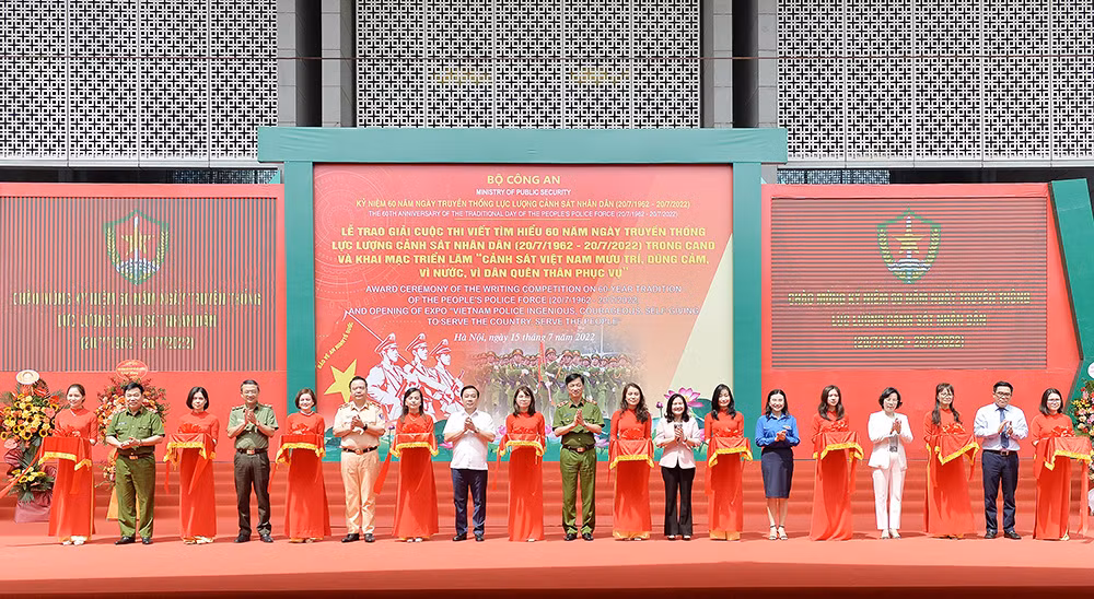 Bộ Công an trao giải cuộc thi viết về lực lượng CSND -0