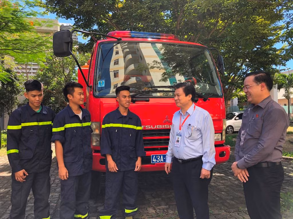 Thứ trưởng Bộ GD&ĐT kiểm tra công tác chấm thi tốt nghiệp tại Đà Nẵng -0