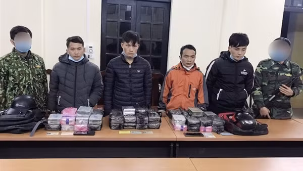 Bắt đối tượng vận chuyển 1 bánh heroin và nhựa thuốc phiện ảnh 2