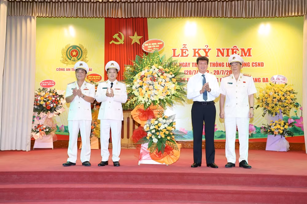 Công an tỉnh Yên Bái đón nhận Huân chương Chiến công hạng Ba -0