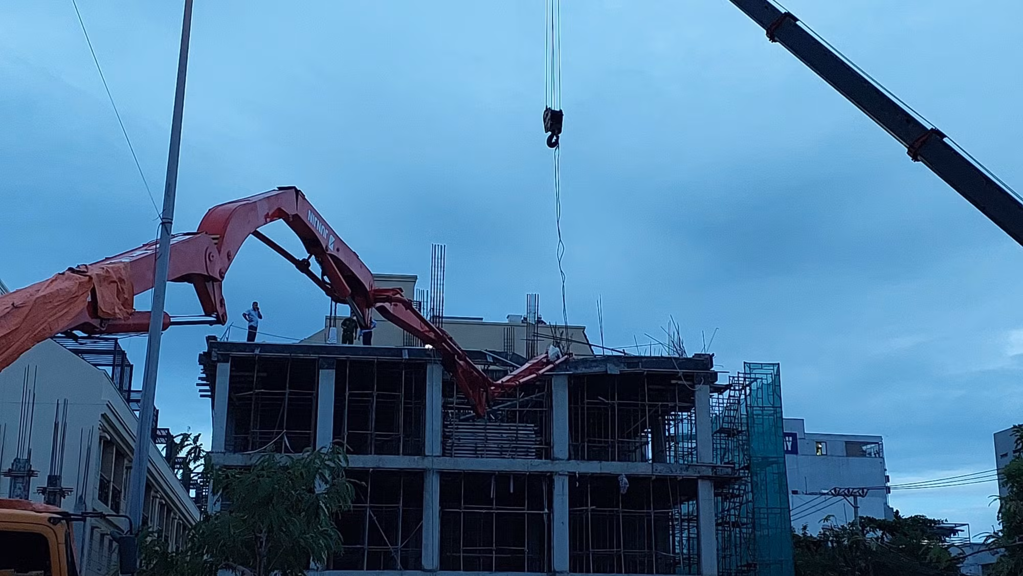 Đà Nẵng: Cần cẩu bơm tông tầng mái bất ngờ gãy sập, 3 công nhân thương vong -0