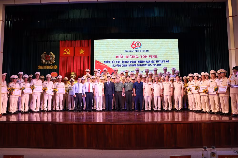 công an điện biên tôn vinh 60 điểm hình tiên tiến.jpg -0