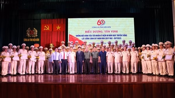 Công an các địa phương kỷ niệm 60 năm Ngày truyền thống lực lượng CSND ảnh 8
