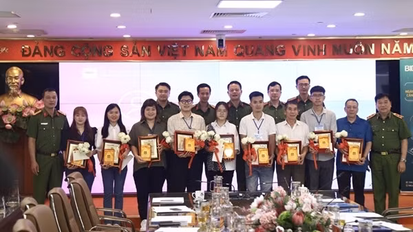 Có tài khoản định danh điện tử, không cần trình thẻ căn cước công dân