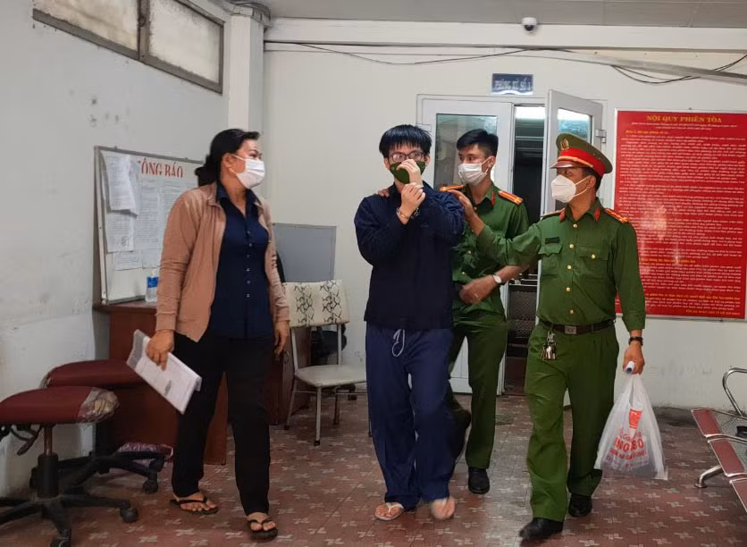 &nbsp;Giải quyết mâu thuẫn bằng dao, nam sinh lãnh án -0