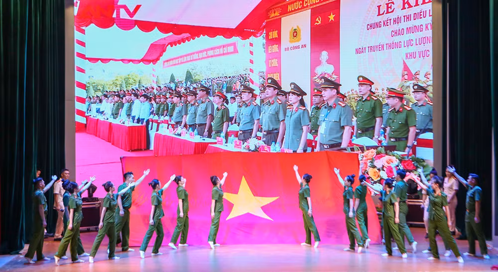 Công an các địa phương tổ chức Lễ kỷ niệm 60 năm Ngày truyền thống lực lượng Cảnh sát nhân dân -0