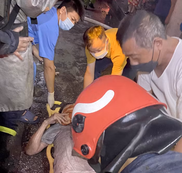 “Khi anh ấy cõng bố ra, tôi òa khóc...!” -0