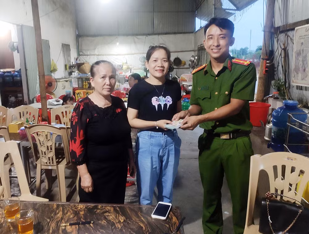 công-an-xã-cẩm-nhượng-cùng-bà-nguyễn-thị-tuyết-trao-trả-chiếc-ví-cho-chị-hồ-thị-thu-thủy.jpg -0