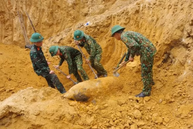 Phát hiện quả bom còn nguyên ngòi nổ cạnh đường ray tàu hoả -0