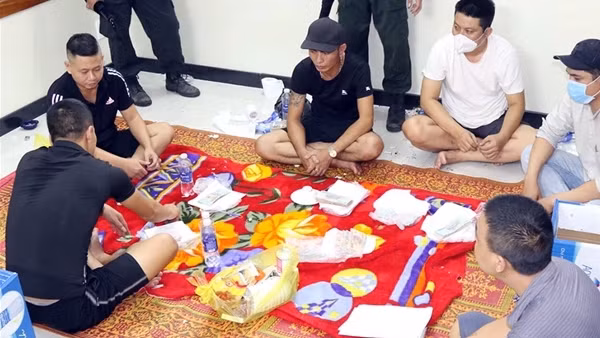 Bắt giữ&nbsp;18 con bạc sát phạt nhau bằng hình thức&nbsp;xóc đĩa