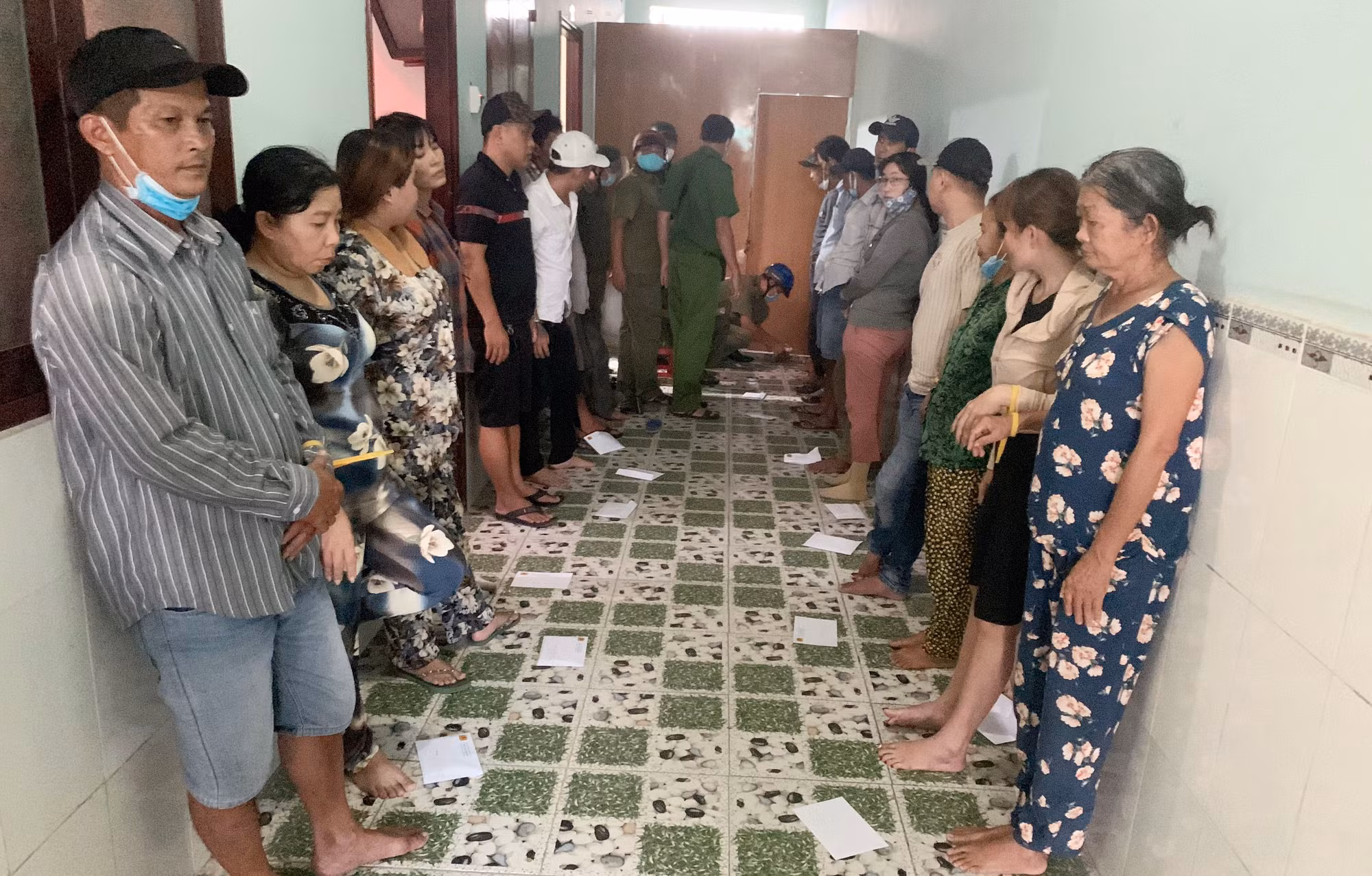 Hàng chục nam nữ thuê nhà nghỉ để sát phạt đỏ đen -0