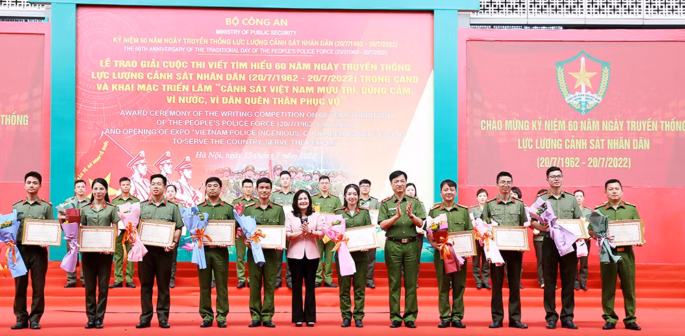 Bộ Công an trao giải cuộc thi viết về lực lượng CSND -0
