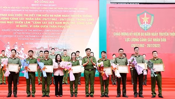 Hình ảnh người chiến sĩ CSND đã chạm tới trái tim người dân ảnh 7