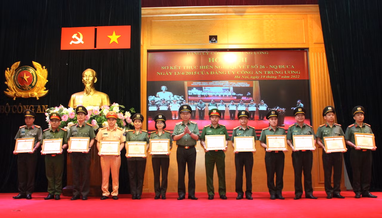 Đổi mới tư duy, hành động ứng dụng, phát triển công nghệ thông tin phục vụ công tác Công an -1