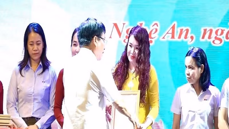 “Về nơi Người sinh ra”, phóng sự của Báo Xây dựng được trao thưởng Tác phẩm xuất sắc Lễ hội Làng Sen năm 2022 -0