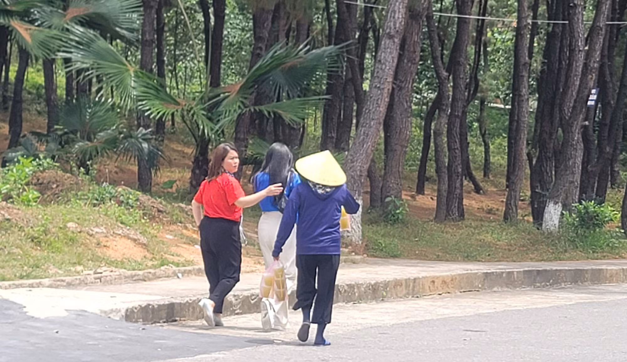Tái diễn tình trạng người bán hàng rong níu, kéo du khách tại Ngã ba Đồng Lộc -0