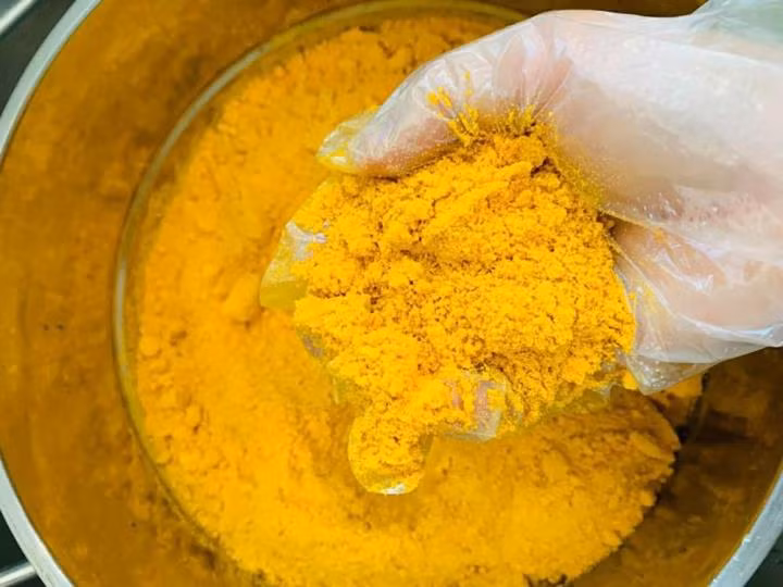 nghệ được luộc chính đem xay, giã mịn lọc lấy nước cốt nên không còn mùi hăng khó chịu..jpg -0