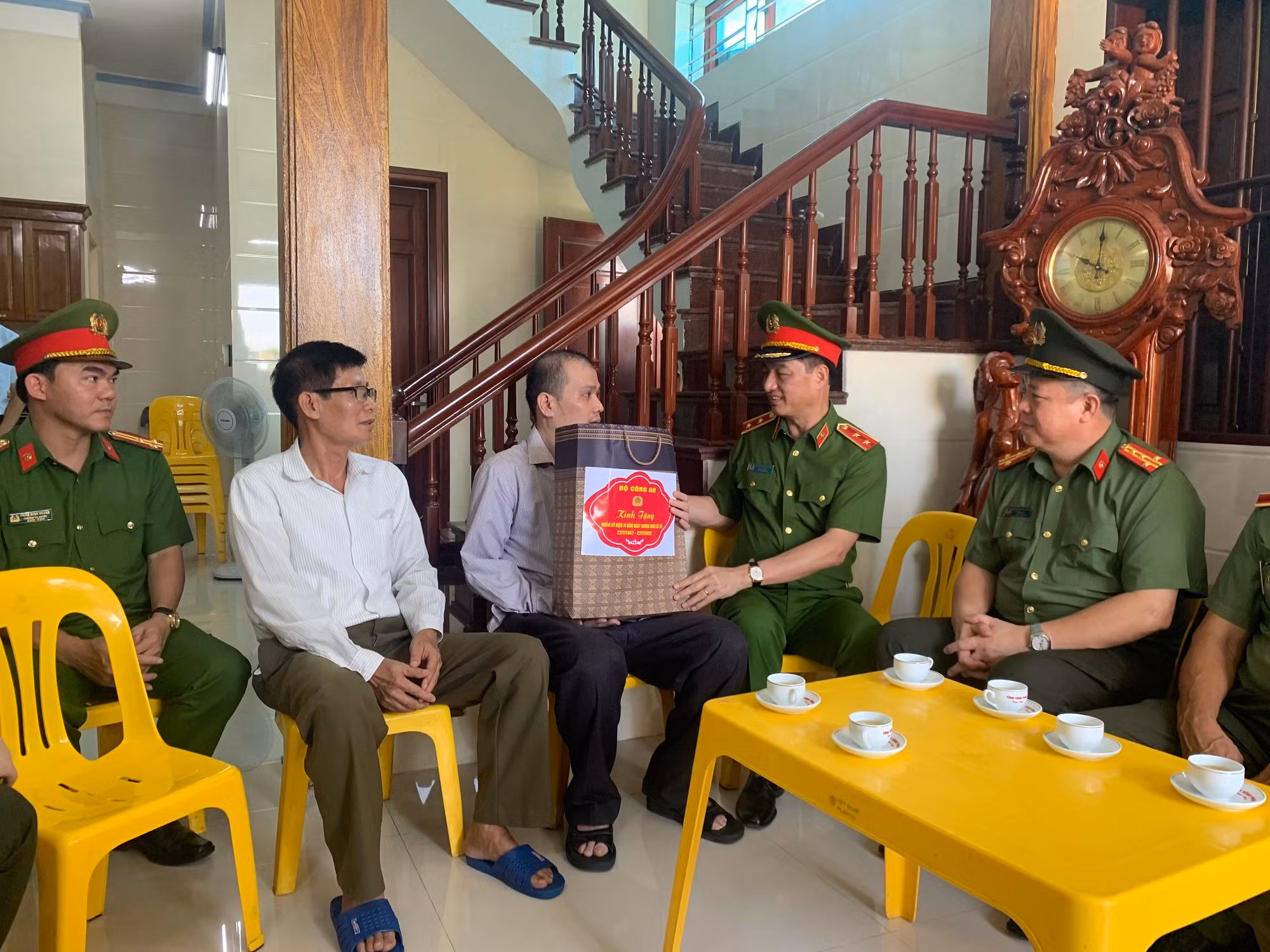 Thứ trưởng Nguyễn Duy Ngọc thăm, trao quà Trung tâm điều dưỡng thương binh Duy Tiên và Kim Bảng -0