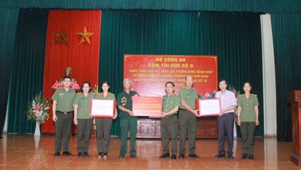 Cụm thi đua số 6 thăm, tặng quà các thương, bệnh binh tại Trung tâm Điều dưỡng Thương binh Kim Bảng