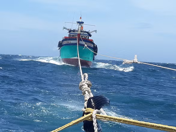 Tàu kiểm ngư KN-413 lai dắt tàu cá lâm nạn từ ngoài khơi. Ảnh : Nguyễn Duy