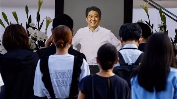 Hàng dài người đến tiễn đưa cố Thủ tướng Nhật Bản Shinzo Abe ảnh 2