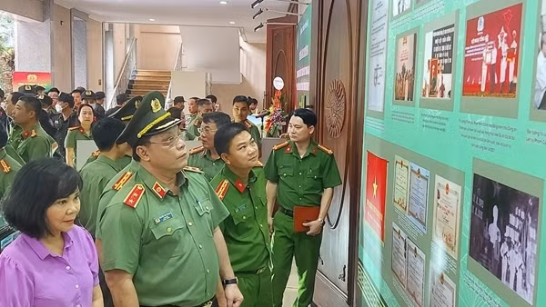 Triển lãm “Còn mãi với thời gian” ảnh 3