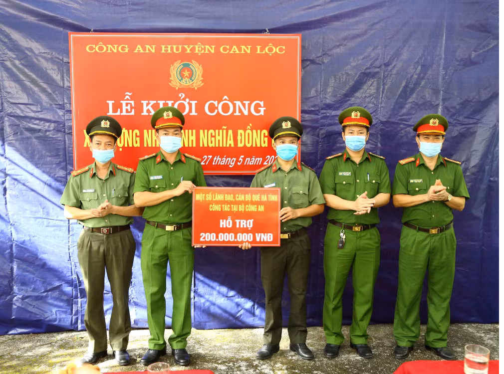 Nuôi con, xây nhà cho… đồng đội! -0