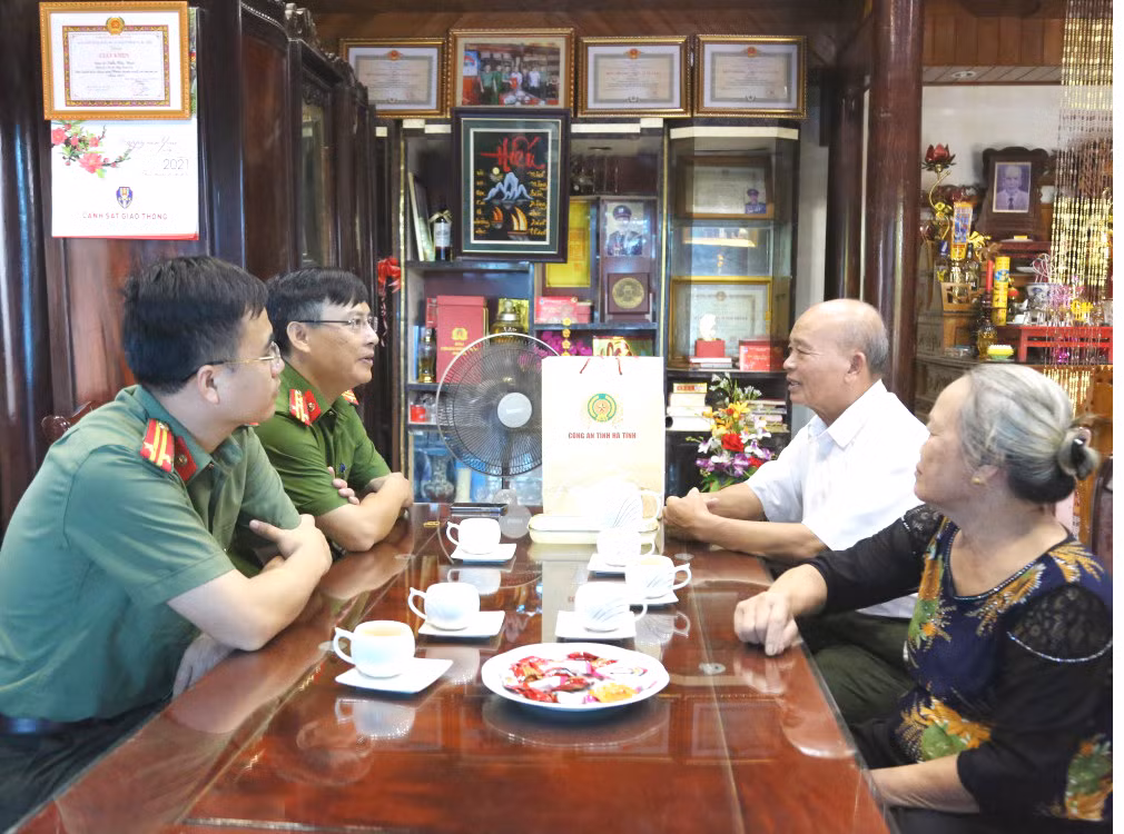 Nuôi con, xây nhà cho… đồng đội! -0