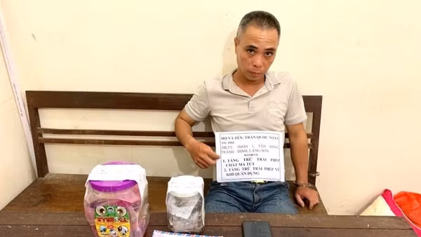 Kẻ tàng trữ ma túy giấu súng trong phòng khách