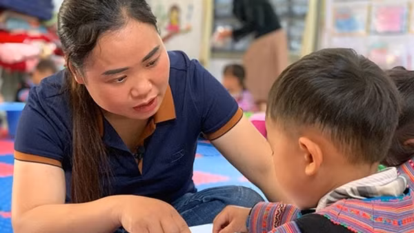 Cô giáo không lành lặn gieo mầm xanh nơi “thung lũng trắng”
