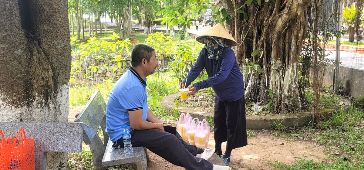 Tái diễn tình trạng người bán hàng rong níu, kéo du khách tại Ngã ba Đồng Lộc -0
