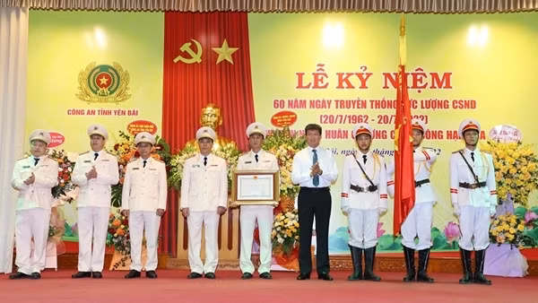 Công an tỉnh Yên Bái đón nhận Huân chương Chiến công hạng Ba