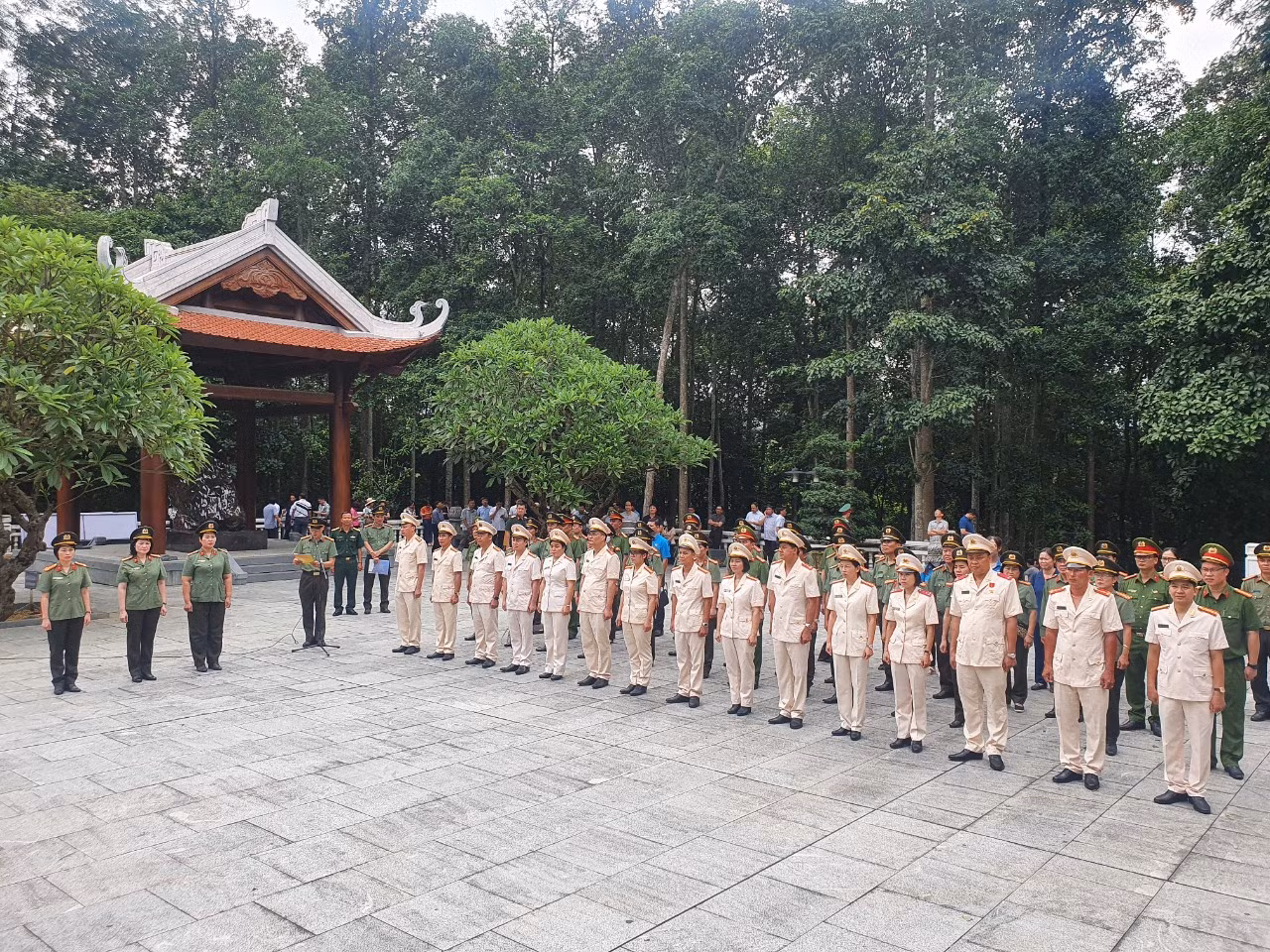 Đoàn đại biểu Công đoàn CAND báo công dâng Bác tại Khu di tích K9 -0