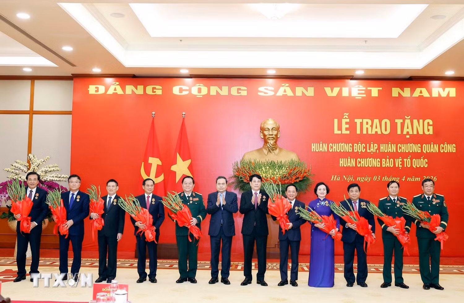Trao tặng Huân chương cao quý cho các lãnh đạo Đảng, Nhà nước và cán bộ cấp cao -0