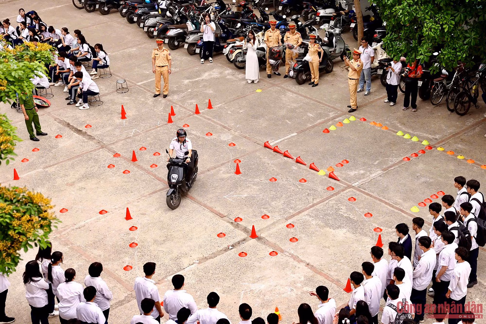 Công an Hà Nội tổ chức "tiết học an toàn giao thông" cho học sinh Thủ đô ảnh 5 761453227381004901.jpg -0