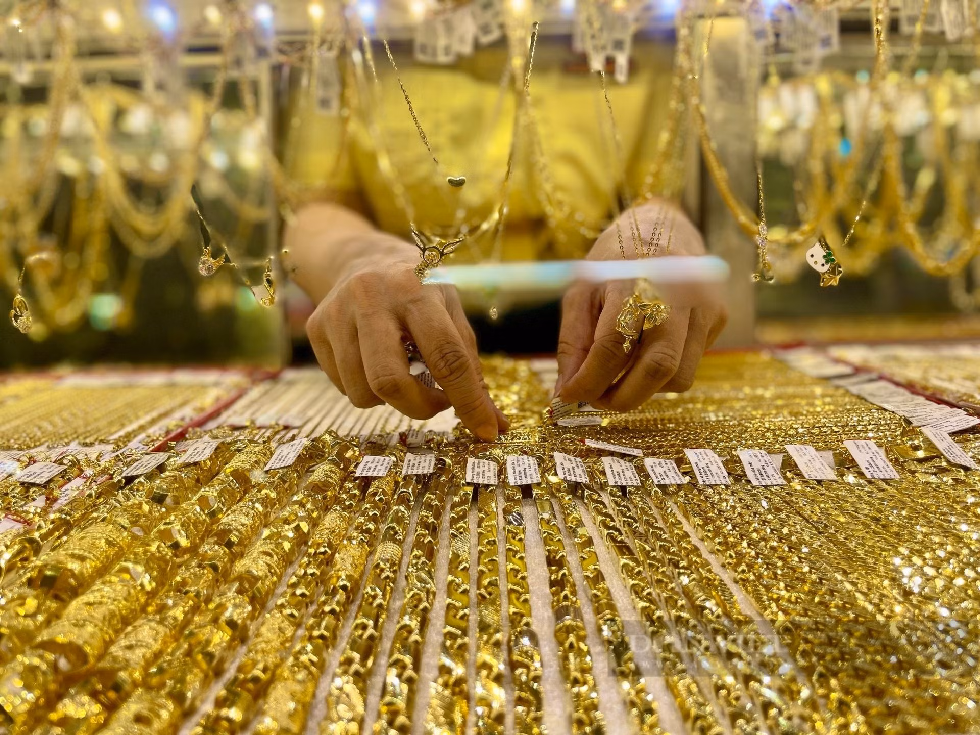 Thủ tướng Chính phủ yêu cầu báo cáo tình hình, giải pháp quản lý thị trường tiền tệ, vàng, chứng khoán -0
