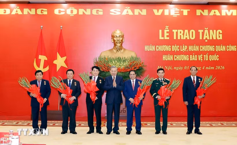 Trao tặng Huân chương cao quý cho các lãnh đạo Đảng, Nhà nước và cán bộ cấp cao -0