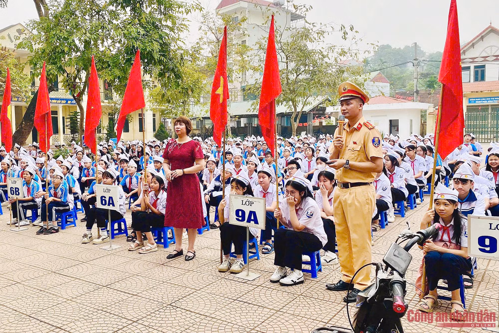 Công an Hà Nội tổ chức "tiết học an toàn giao thông" cho học sinh Thủ đô ảnh 4 3817829022989953636.jpg -0