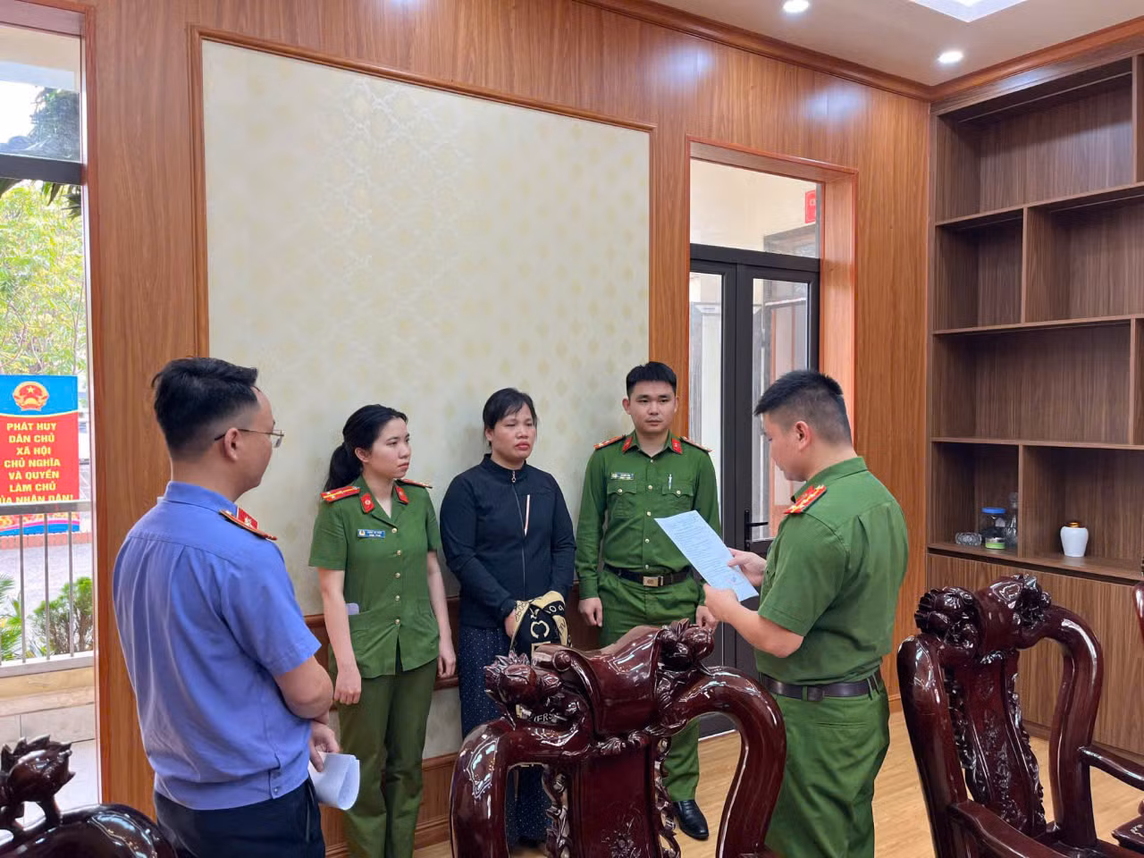 Bắt người phụ nữ lừa đảo 
