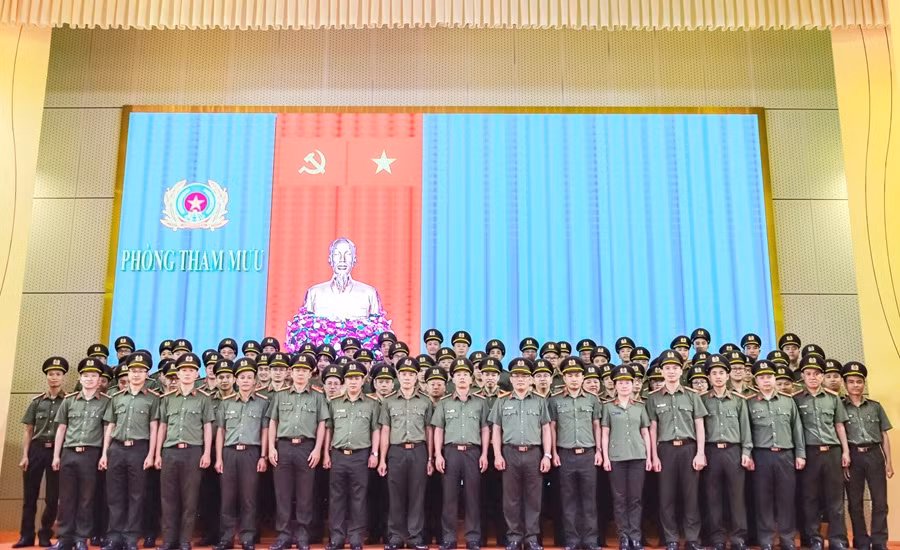 Lặng thầm phía sau những chiến công -0