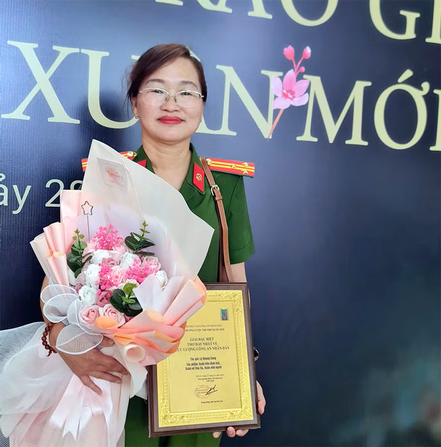 Tôn vinh sức sống bền bỉ của thơ ca -0