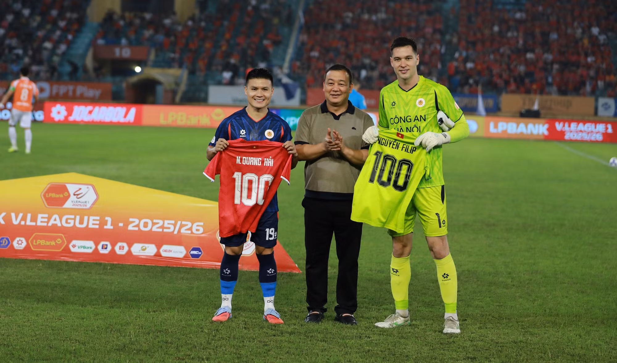 Công an Hà Nội tạo mưa bàn thắng trong ngày đặc biệt của Quang Hải -0