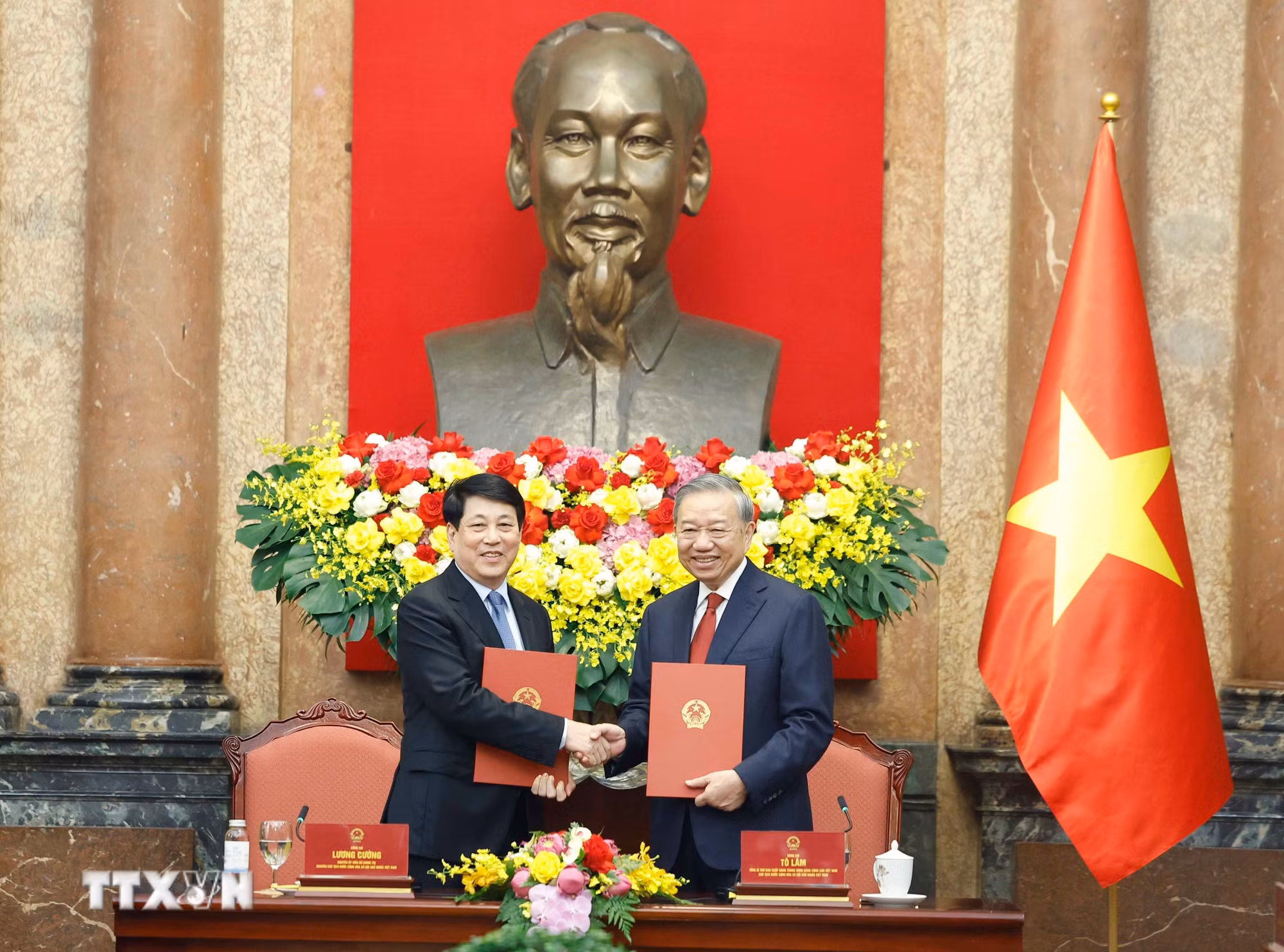 Lễ bàn giao công tác giữa Tổng Bí thư, Chủ tịch nước Tô Lâm và nguyên Chủ tịch nước Lương Cường -0