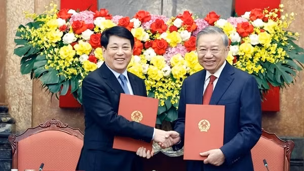 Lễ bàn giao công tác giữa Tổng Bí thư, Chủ tịch nước Tô Lâm và nguyên Chủ tịch nước Lương Cường