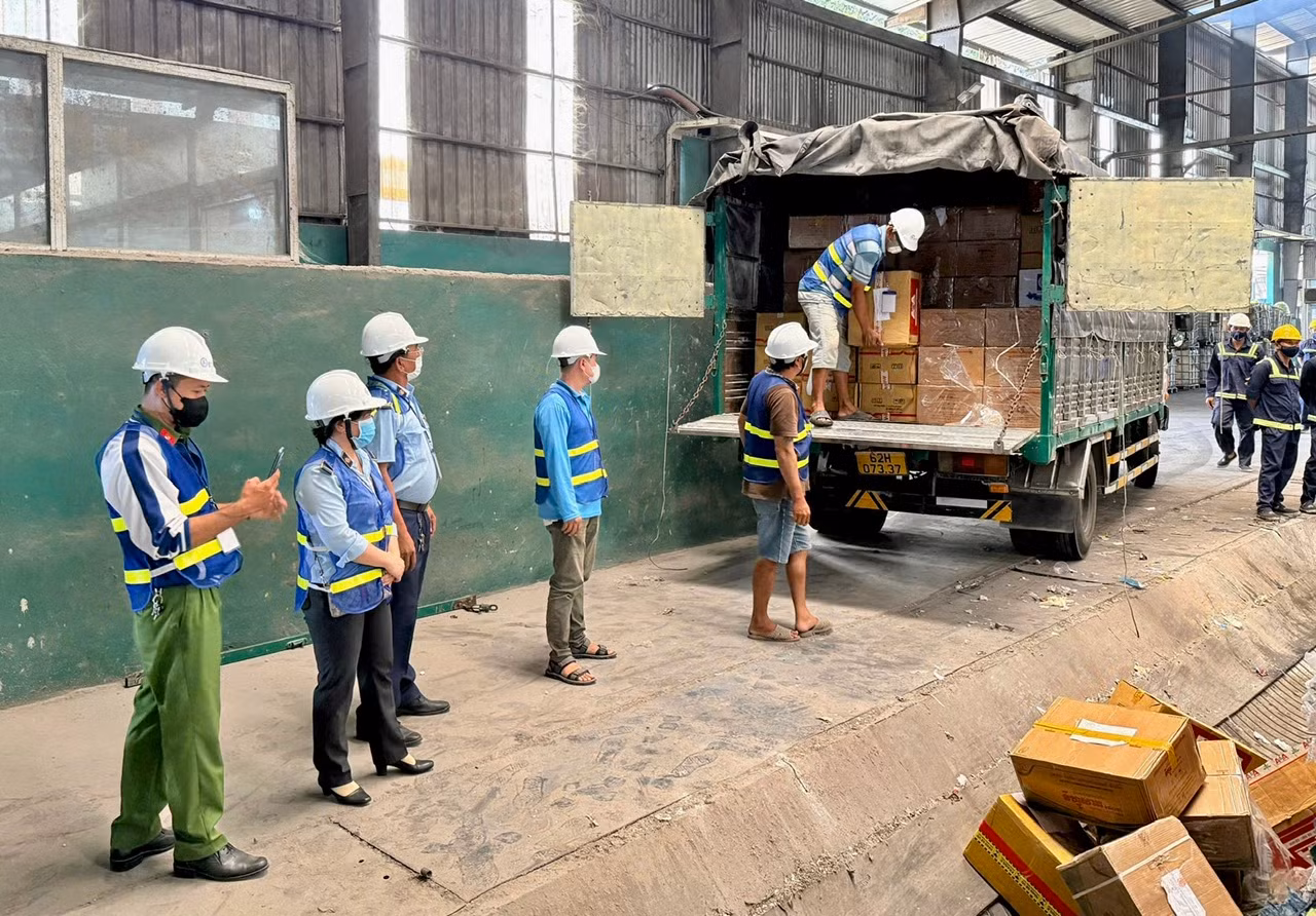 Tiêu hủy hơn 6000 đơn vị sản phẩm&nbsp;thuốc bảo vệ thực vật nhập lậu -0