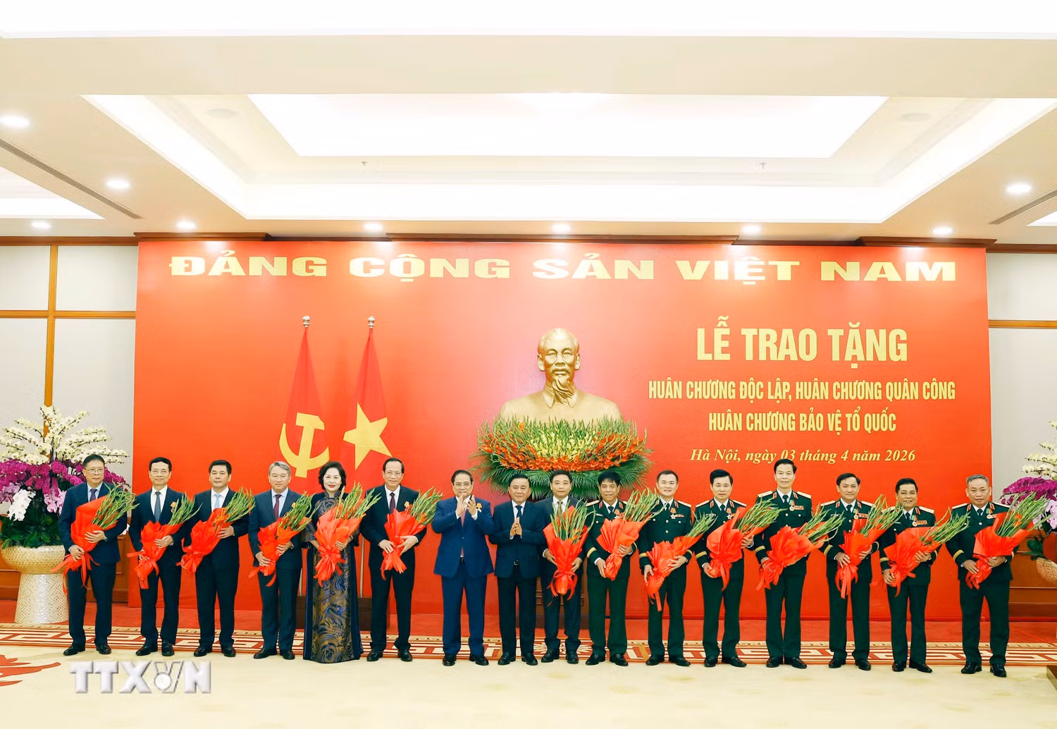 Trao tặng Huân chương cao quý cho các lãnh đạo Đảng, Nhà nước và cán bộ cấp cao -0