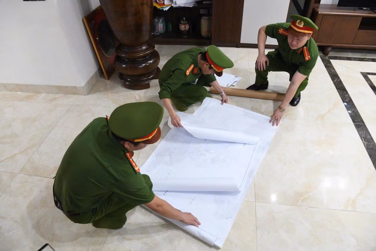 Tạm giam 9 đối tượng làm giám đốc, cán bộ, nguyên cán bộ -0