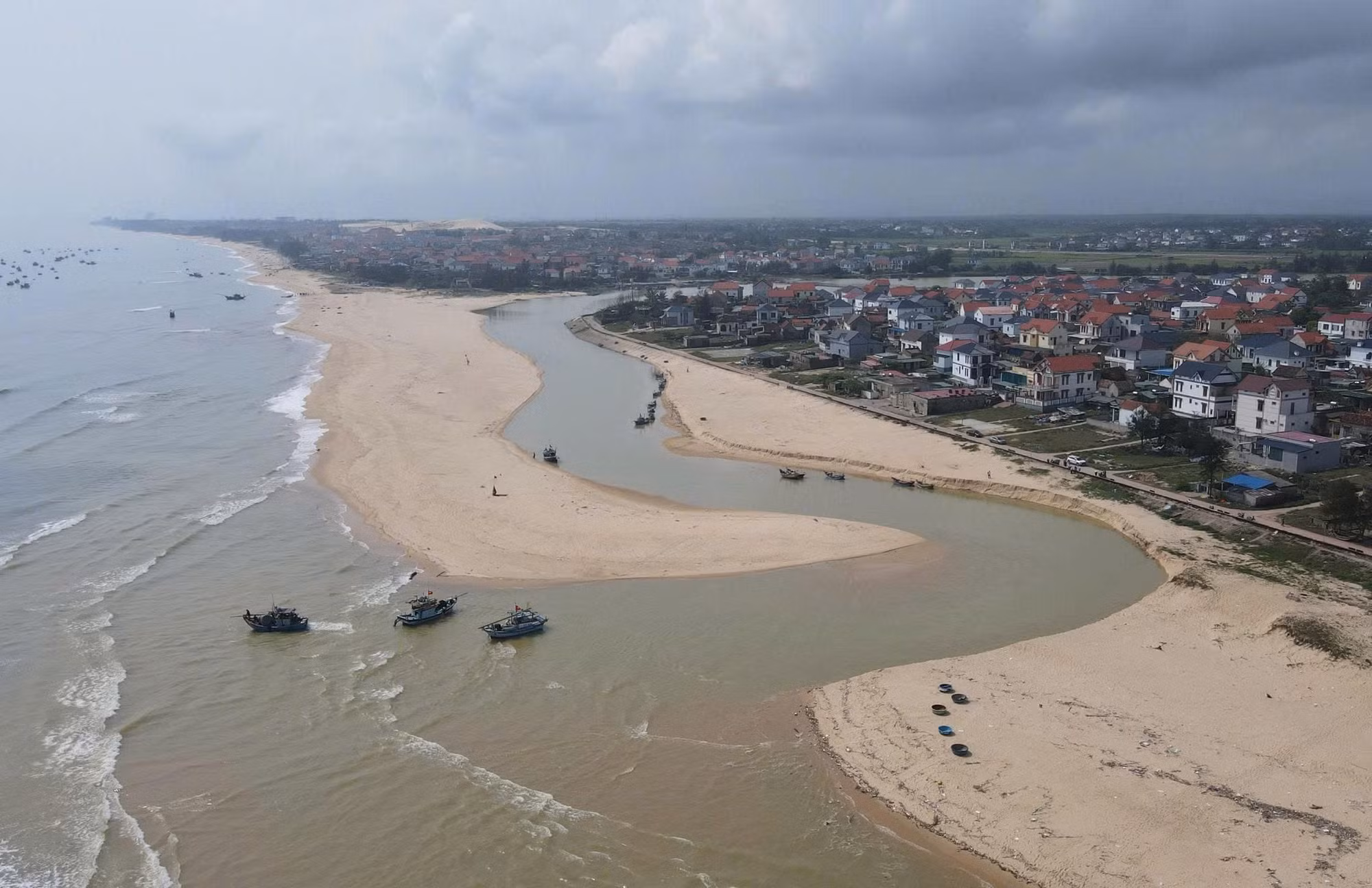  Ngư dân xót xa nhìn biển khi cửa biển bị bồi lấp chặn lối ra vào -0