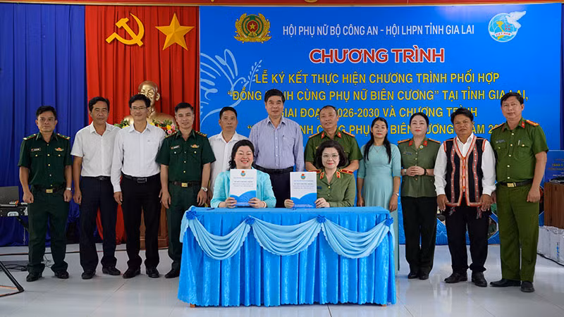 Phụ nữ Công an nhân dân với chương trình “Đồng hành cùng phụ nữ biên cương” -0