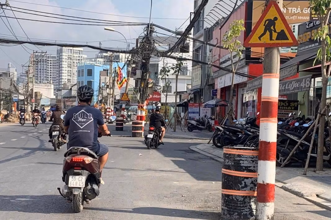 Thót tim vượt gần 200 “chướng ngại vật” trên đường Nguyễn Thị Định -5